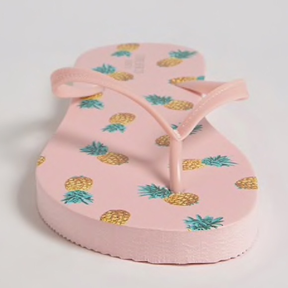 Forever 21 Pineapple Print Flip Flops 🍍 - Picture 4 of 8